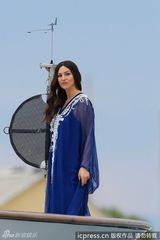 组图：莫妮卡贝鲁奇蓝紫色长裙优雅迷人