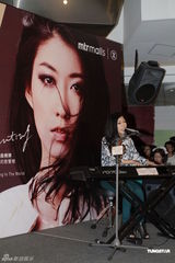 组图：曲婉婷首发唱片香港销量超越白金