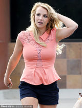 组图：布兰妮恋爱后发福上围暴增 与男友逛超市