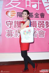 组图：Selina助力颜损慈善活动 老公力挺爱相随
