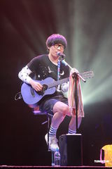 高清组图：卢广仲香港红馆开唱 自曝即将探访非洲