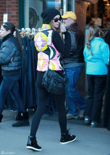 高清图：妮基-希尔顿街拍彩色马甲带出节日气氛