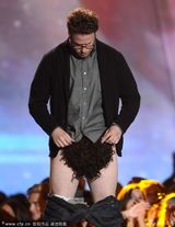 组图：艾玛-沃森MTV电影奖捧奖 男星裸下身搞怪