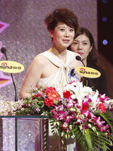 高清组图：海清获网络盛典年度最具人气演员荣誉 