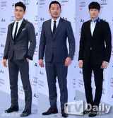 组图：崔始源河正宇尹翰等亮相活动型男比拼