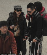 组图：刘璇与老公王弢同抵机场 低头自顾玩手机