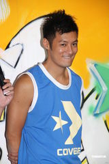 组图：何韵诗捧场篮球记者会 余文乐大方送拥抱