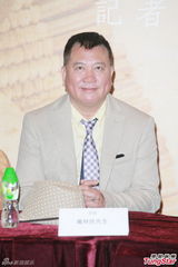 组图：万梓良演话剧《茶馆》 患糖尿病少吃淀粉