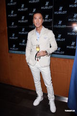 组图：甄子丹避谈赵文卓 纽约遇90岁粉丝