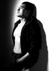 组图：陈龙写真秀猛男范儿 粉碎新武松瘦削质疑