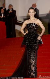 组图：章子怡戛纳走秀抹胸长裙秀美肩