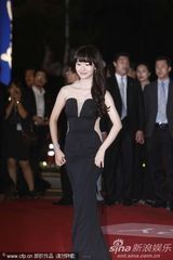 组图：李贞贤黑色低胸装亮相 薄纱隐露美胸