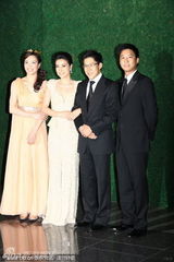 组图：晶刚婚宴 伴郎伴娘霍启山吴敏霞与晶刚合影