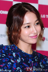 组图：韩星李珉廷亮相粉丝签名会 气质脱俗