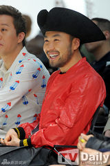 组图：T-ara孝敏智妍与孔孝真等看秀显个性