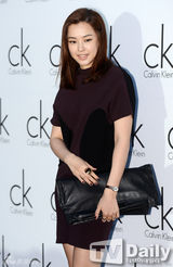 组图：少女时代允儿出席时尚活动高腰裤秀长腿