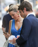 组图：布莱克蓝裙现身 和帅哥切斯搭戏