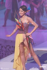 组图：2012港姐竞选现场 众佳丽泳装表演