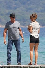 组图：史泰龙携妻恩爱出游 詹妮弗小鸟依人