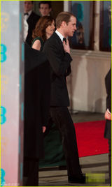 组图：威廉王子西装笔挺现身 谈笑风生未带凯特