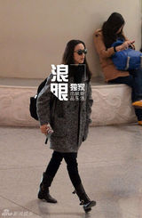 组图：汤唯黑超潮装离京 见镜头挥手笑容明媚