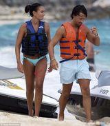 组图：F1太子女度蜜月 与老公海中热吻激情难挡