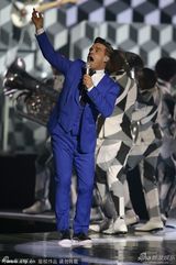 组图：罗比-威廉姆斯蓝西装复古 抢眼献唱全英