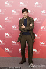 高清图：《我们相信》记者会 导演鲁奇-洛振臂欢呼