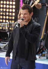 组图：98度重聚首献唱 有人欢喜有人揶揄