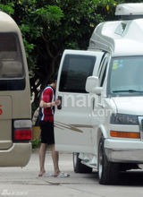 组图：撒贝宁穿情侣鞋探班章子怡 清凉玩漂流