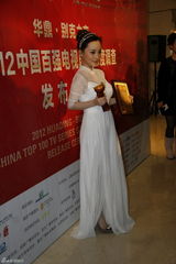 组图：贾乃亮李小璐手捧奖杯亮相华鼎奖后台