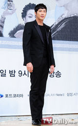 组图：姜至奂黄静茵新剧发布 崔如真透视装抢镜