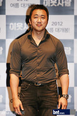 组图：韩星金允珍金赛纶等宣传新片《邻居》