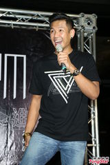 组图：JPM个唱露点庆功 杨丞琳Kimberley捧场