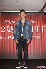 组图：邱黎宽庆生黄晓明送香吻