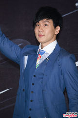 组图：林俊杰发布新专辑 秀棒球阳光帅气