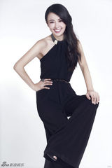 组图：杨童舒写真优雅干练 玩转时尚新风潮