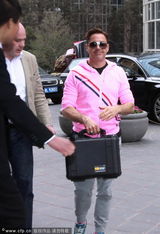 组图：《钢铁侠3》主创抵京 唐尼粉装亲和搞笑