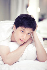 组图：夏凡变身阳光萌男诠释时尚与健康