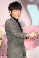 组图：萧敬腾个唱预告有惊喜 嘴含菊花写真抢先曝光