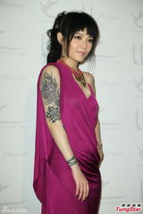 组图：范晓萱出席服装秀 大秀手臂劲酷纹身