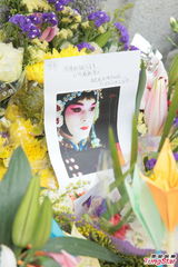 组图：张国荣逝世10周年 荣迷纪念送花拜祭