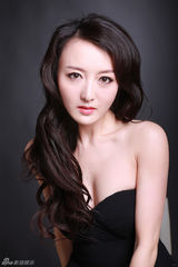 组图：何晴初春性感写真 展露梦幻女王气息