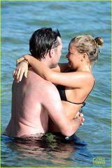 组图：阿凡达男主角与女友戏水上演激凸湿吻