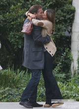 组图：阿尔芭片场飞扑布鲁斯南 打舌战饥渴如狼