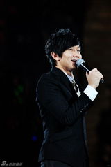 组图：李宇春林俊杰开唱 众星为Selina俞灏明祈福