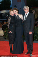 组图：弗朗西斯卡助阵《沙漠驼影》 美胸隐现