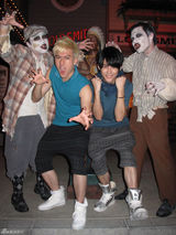 组图：AK组合香港迪斯尼迎万圣节 黑色世界玩个痛快