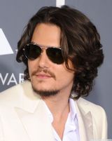 高清组图：格莱美红毯 约翰-梅尔亮相潮范儿足