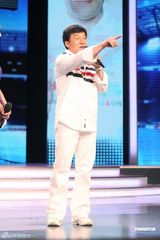 组图：200明星高歌《北京祝福你》 成龙坐镇指挥